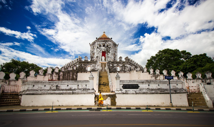 สวนสันติชัยปราการ ถนนพระอาทิตย์